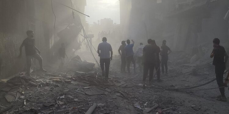 İsrail Gazze’de 2 eve saldırdı: 18 Filistinli hayatını kaybetti