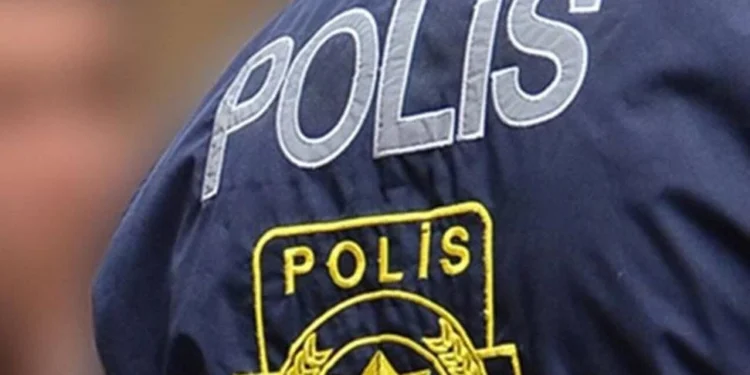 Polis memurunun saçlarını çekerek darbetti: Tutuklandı
