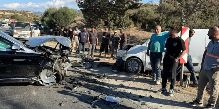 Esentepe’de iki araç yüz yüze çarpıştı: Yararlılar hastaneye sevk edildi!