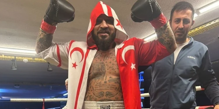 Metin Turunç İstanbul’da zafere ulaştı: KKTC bayrağını ringde dalgalandırdı