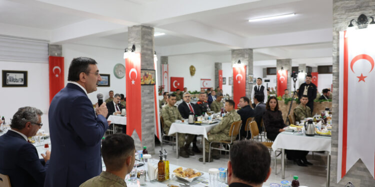 Cevdet Yılmaz, Lefkoşa Eşref Bitlis Kışlası’nda düzenlenen iftarda Mehmetçik ile bir araya geldi: ‘Ada’daki huzur ve güven ortamının bozulmasını istemiyoruz’