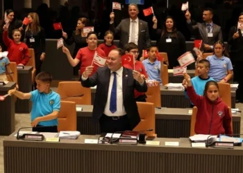 Genel Kurul koltuklarına bu kez çocuklar oturdu: Yolumuz Cumhuriyet, rehberimiz Atatürk’tür!