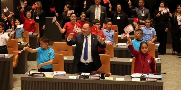 Genel Kurul koltuklarına bu kez çocuklar oturdu: Yolumuz Cumhuriyet, rehberimiz Atatürk’tür!