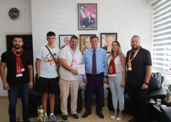 Bayındırlık ve Ulaştırma Bakanı Arıklı KKTC Galatasaraylılar Derneği’ni kabul etti