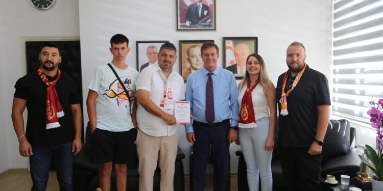 Bayındırlık ve Ulaştırma Bakanı Arıklı KKTC Galatasaraylılar Derneği’ni kabul etti
