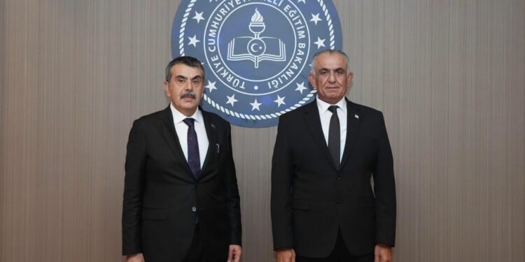 Bakan Çavuşoğlu mevkidaşı Tekin ile bir araya geldi