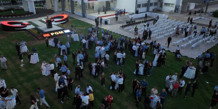 Emekliye ayrılan ve 30 hizmet yılını tamamlayan polislere plaket verildi