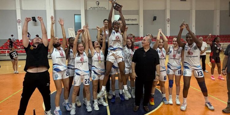 Girne Belediye Başkanı Şenkul, Kadınlar Basketbol Ligi şampiyonu Akdeniz Spor Birliği’ni kutladı