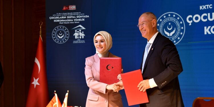 Hasipoğlu ve Göktaş, “Dijital Zorbalık, Bağımlılık ve Koruma Sempozyumu”nda konuştu