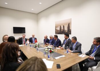 Meclis Başkanı Öztürkler, Bakü’de TBMM Başkanı Kurtulmuş ile görüştü