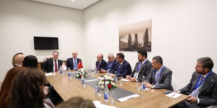 Meclis Başkanı Öztürkler, Bakü’de TBMM Başkanı Kurtulmuş ile görüştü