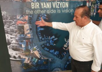 Ataoğlu, Girne Antik Liman girişindeki tarihi Gümrük Binası’nda oluşturulan sergi alanı inceledi
