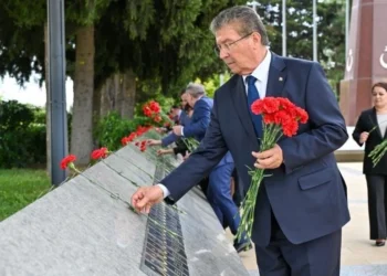 Ünal Üstel, Haydar Aliyev’in anıt mezarını ziyaret etti