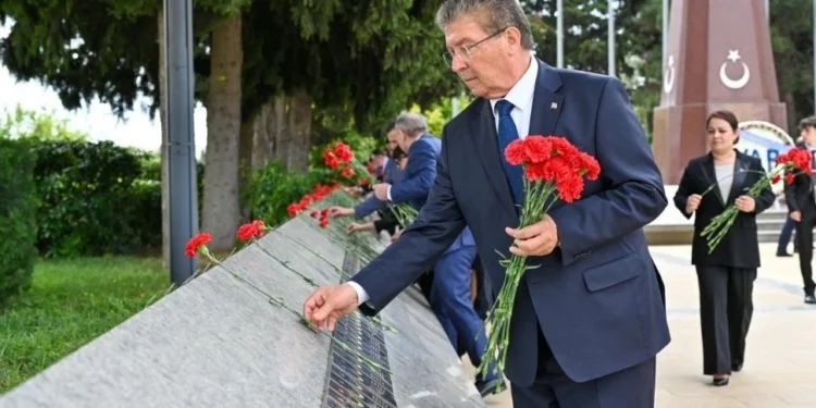 Ünal Üstel, Haydar Aliyev’in anıt mezarını ziyaret etti