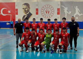 Genç voleybolcular yoğun tempoda
