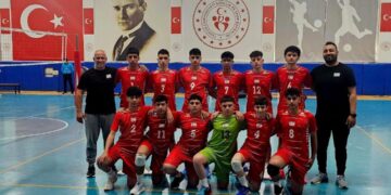 Genç voleybolcular yoğun tempoda