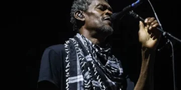 İngiliz müzik grubu Massive Attack’e, konserde Filistin bayrağı açtıkları gerekçesiyle soruşturma