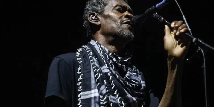 İngiliz müzik grubu Massive Attack’e, konserde Filistin bayrağı açtıkları gerekçesiyle soruşturma