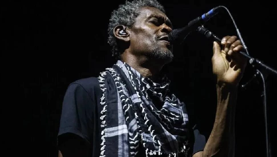 İngiliz müzik grubu Massive Attack’e, konserde Filistin bayrağı açtıkları gerekçesiyle soruşturma